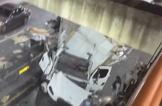 Camión cae en desnivel de la 27 de Febrero con Defilló